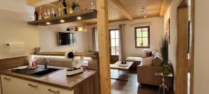 une pièce avec une cuisine et un salon dans l'établissement Hochalmbahnen Chalets Rauris 1-06 WE2 Maislaufeldweg 1g EG, à Rauris 7 autres photos
