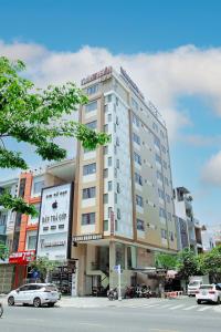 ダナンにあるThành Nhân Hotelの車が通りを通った建物