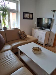 un soggiorno con divano e tavolo di Deutsches Haus Apartments a Lohme