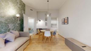 A seating area at SAHI - Dei dell'Olimpo apartments Porta Romana