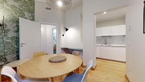 A kitchen or kitchenette at SAHI - Dei dell'Olimpo apartments Porta Romana
