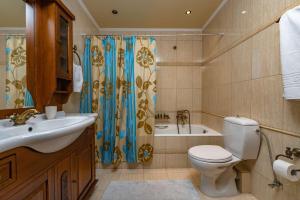 Et badeværelse på Arba private House by "elite" + 25 billeder