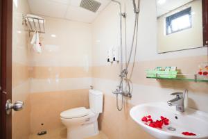 a bathroom with a toilet and a sink at Thành Nhân Hotel in Da Nang