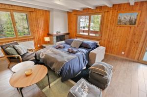 1 dormitorio con 1 cama, mesa y sillas en Magnifique appartement au coeur des 4 Vallées, en Les Collons