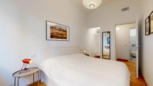 A bed or beds in a room at SAHI - Dei dell'Olimpo apartments Porta Romana