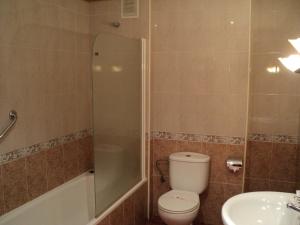 A bathroom at Hostal Carlos V