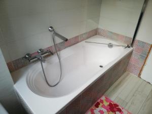 uma banheira com chuveiro na casa de banho em Casa di Vanna em Follonica