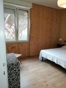 um quarto com uma cama e duas janelas em Casa di Vanna em Follonica