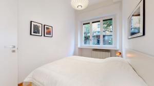 A bed or beds in a room at SAHI - Dei dell'Olimpo apartments Porta Romana
