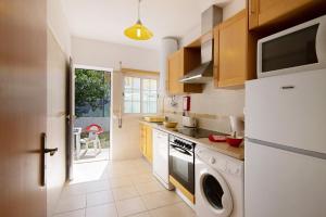 a kitchen with a washer and dryer at Algarve apartments D in Olhos de Água