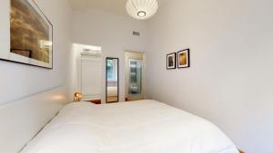 A bed or beds in a room at SAHI - Dei dell'Olimpo apartments Porta Romana