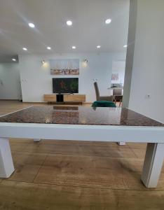 uma grande mesa branca num quarto com um sofá em Luxury Penthouse Residence Kasandra em Jesenice