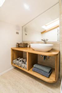 uma casa de banho com um lavatório e um espelho em Apartma Luna With Mountain View em Kobarid
