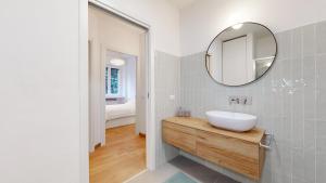 A bathroom at SAHI - Dei dell'Olimpo apartments Porta Romana Még 37 kép