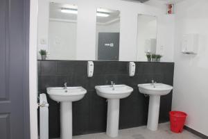 a bathroom with two sinks and a mirror at Olé Backpackers Hostel in Alicante