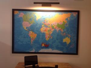 een wereldkaart hangend aan een muur bij Olé Backpackers Hostel in Alicante