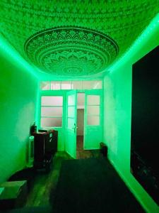 a green room with a ceiling with a green light at Castle and Park View Living in Weilburg in Weilburg