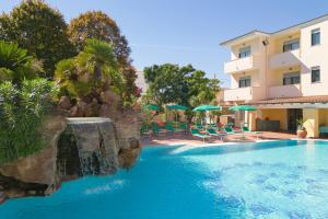 ein Pool vor einem Hotel in der Unterkunft Hotel Maria Rosaria in Orosei