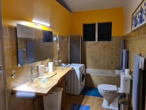 łazienka z 2 umywalkami i toaletą w obiekcie Villa Les 12 Zicaques w mieście Saint-Joseph