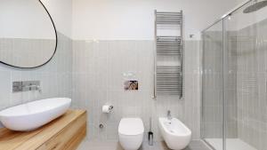 A bathroom at SAHI - Dei dell'Olimpo apartments Porta Romana