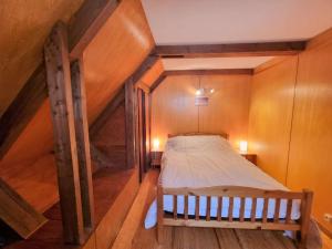 Un pat sau paturi într-o cameră la Chalet 5 pers avec balcon, animaux admis, garage, Chaillol 1600 - FR-1-393-13