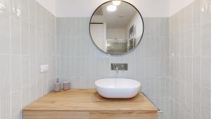A bathroom at SAHI - Dei dell'Olimpo apartments Porta Romana