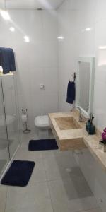 Pousada Rosa de Saron في أولامبرا: حمام أبيض مع حوض ومرحاض