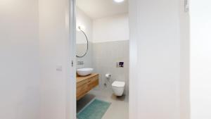 A bathroom at SAHI - Dei dell'Olimpo apartments Porta Romana