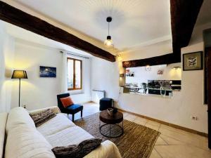 ein Wohnzimmer mit einer weißen Couch und einem Tisch in der Unterkunft La Terrasse d'Oléa, au coeur du village in Buis-les-Baronnies + 43 Fotos