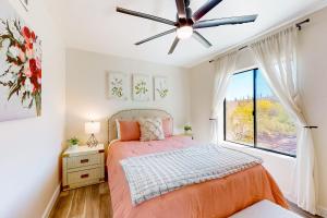 um quarto com uma cama e uma janela em The Southern Retreat em Tucson