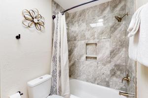 um banheiro com chuveiro, vaso sanitário e banheira em The Southern Retreat em Tucson mais 21 fotografias