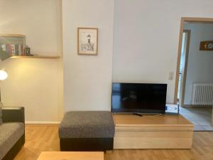 uma sala de estar com uma televisão numa mesa de madeira em Haus Wilhelmi Wilhelmi Whg 3 em Wangerooge