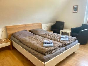 uma cama com duas toalhas em cima em Haus Wilhelmi Wilhelmi Whg 3 em Wangerooge