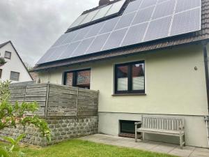 uma casa com painéis solares no telhado em Haus Wilhelmi Wilhelmi Whg 3 em Wangerooge