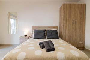 Łóżko lub łóżka w pokoju w obiekcie C23 Lovely 4 Bedroom close to Maria Zambrano
