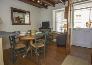 uma cozinha e sala de jantar com mesa e cadeiras em 38 Pier View em St Ives