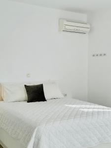 A bed or beds in a room at Paradiso Boutique