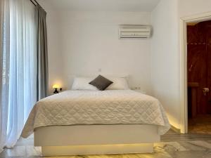 A bed or beds in a room at Paradiso Boutique