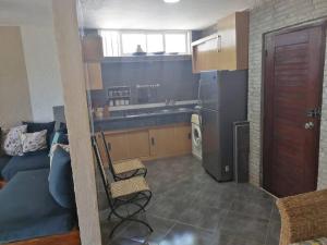 uma cozinha com um frigorífico preto e um sofá em House near beach em M'diq