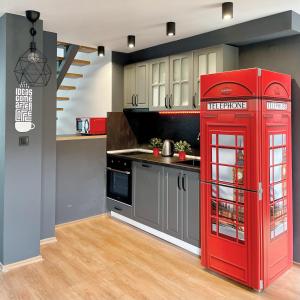 uma cozinha com uma cabine telefónica vermelha numa cozinha em ATRIUM Boutique Hotel Sofia em Sófia