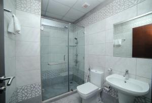 Vita Suites في المنامة: حمام مع دش ومرحاض ومغسلة