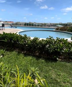 Fortaleza Sul Flats Service في فورتاليزا: مسبح كبير وسط حديقة