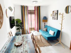 un salon avec un canapé bleu et une table dans l'établissement Apartamento temático con Sala de Juegos - Prime Video!, à Ariza