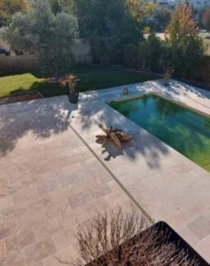 an overhead view of a swimming pool in a backyard at Location saisonnière 1 in Clermont-lʼHérault