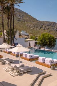 Бассейн в Kantouni Beach Boutique Hotel или поблизости