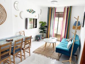 une salle à manger avec une table et une chaise bleue dans l'établissement Apartamento temático con Sala de Juegos - Prime Video!, à Ariza