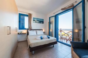 1 dormitorio con cama y ventana grande en Blue Sea Villa, en Gennadi
