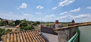 - une vue depuis le toit d'un bâtiment dans l'établissement Maison PORTIRAGNES près de la mer et du Canal du Midi, à Portiragnes