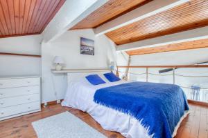 サナリー・シュル・メールにあるBleu Azur - avec vue sur le portの木製の天井が特徴のベッドルーム1室(ベッド1台付) +3枚の写真