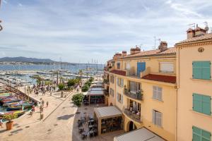 サナリー・シュル・メールにあるBleu Azur - avec vue sur le portのマリーナの景色を望めます。